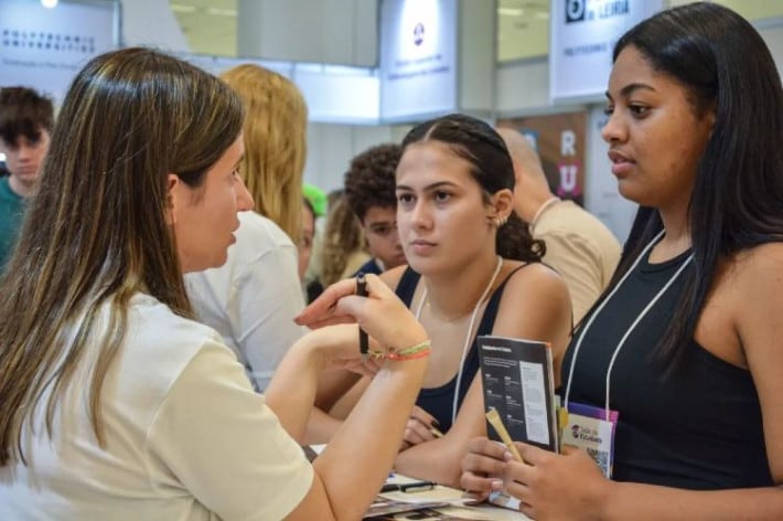 elas-a-frente:-mulheres-lideram-a-busca-por-estudos-no-exterior,-aponta-pesquisa
