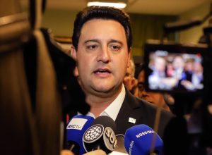 ratinho-jr.-antagoniza-com-lula-e-avanca-sobre-pauta-de-tarcisio-na-educacao;-entenda ratinho-jr.-antagoniza-com-lula-e-avanca-sobre-pauta-de-tarcisio-na-educacao;-entenda