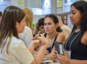 elas-a-frente:-mulheres-lideram-a-busca-por-estudos-no-exterior,-aponta-pesquisa elas-a-frente:-mulheres-lideram-a-busca-por-estudos-no-exterior,-aponta-pesquisa